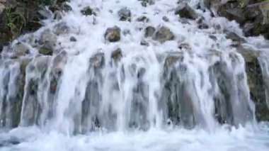 Parktaki şelale kayaları arasında akarsu, yakın çekim