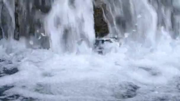 Fluxo entre rochas de cachoeira no parque, close-up — Vídeo de Stock