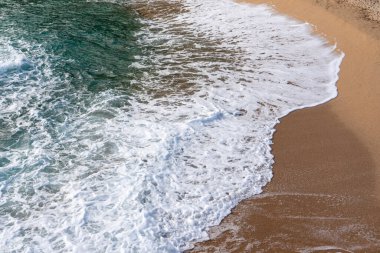 Gündüz sahilde dalgalar, üst açılı manzara.