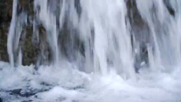Beek tussen rotsen van waterval in park, close-up — Stockvideo