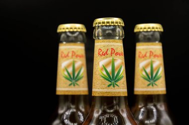 Lloret de Mar, İspanya - 12.04.2021: Esrar kırmızı bira şişesi koyu arkaplanda