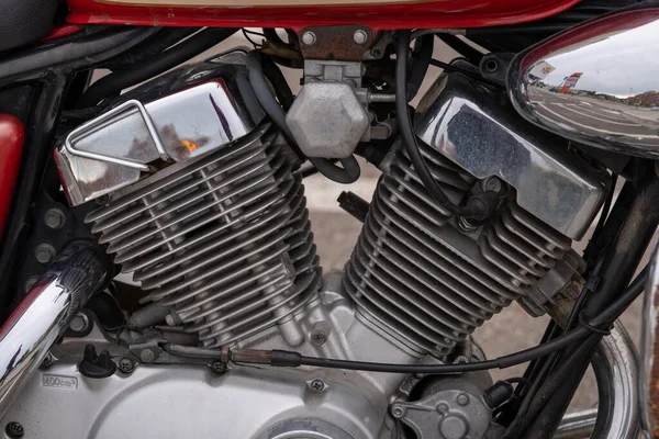 Moto V tipi motor detaylı çekim