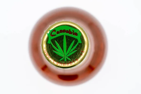 Lloret Mar España 2021 Botella Cerveza Roja Cannabis Sobre Fondo — Foto de Stock