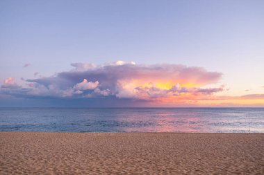 Deniz ya da okyanus sahillerinde güzel bir gün batımı.