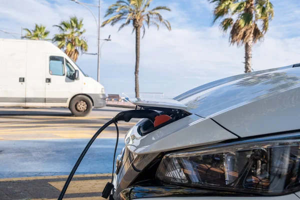 Voiture Électrique Connectée Borne Recharge Publique Avec Câble Alimentation — Photo