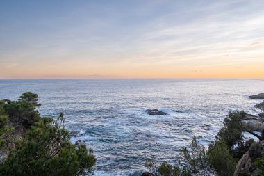 Akşam vakti deniz, güzel dramatik gökyüzü ve bulutlar. 
