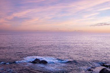 Akşam vakti deniz, güzel dramatik gökyüzü ve bulutlar. 
