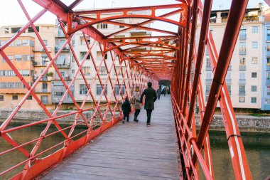 Girona, İspanya - 12.20.2021: Girona nehri üzerindeki reg geometrik metal Eiffel köprüsü