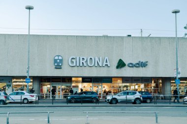 Girona, İspanya - 12.20.2021: Girona renfe tren istasyonu ön cephesi akşam vakti