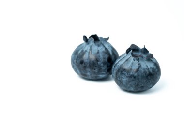 Beyaz arkaplanda yaban mersini çifti var.