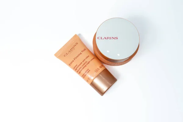Barselona, İspanya - 12.24.2021: Clarins gece kremi yüzün beslenmesi ve nemlendirilmesi için izole edilmiş