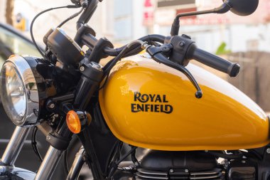 Lloret de Mar, İspanya - 12.28.2021: Royal Enfield Meteor 350cc motorlu sarı yakıt tankı, detaylı atış
