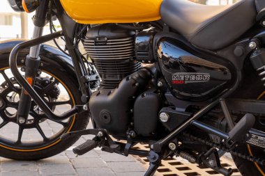 Lloret de Mar, İspanya - 12.28.2021: Royal Enfield Meteor 350cc motorlu sarı yakıt tankı, detaylı atış