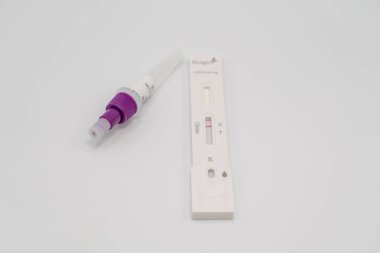 Barcelona, İspanya - 01.16.2022: Açık gri arkaplan üzerinde Hotgen covid antijen testi