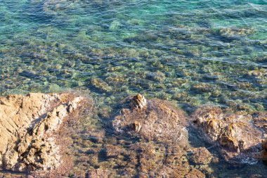 Güzel kayalar ve turkuaz berrak su denizi. İspanya. İnanılmaz özgeçmişi var..