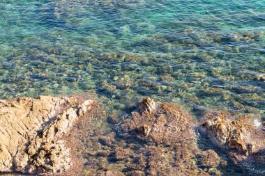 Güzel kayalar ve turkuaz berrak su denizi. İspanya. İnanılmaz özgeçmişi var..