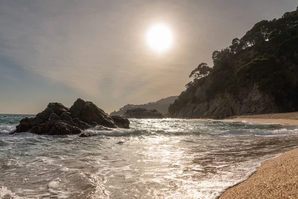 Hora Noche Con Puesta Sol Playa Con Rocas Oscuras Mar — Foto de Stock