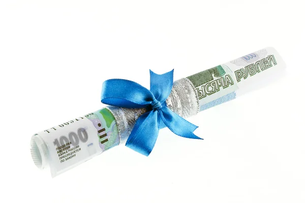 Presente de dinheiro amarrado com um arco azul — Fotografia de Stock
