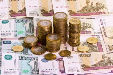 banknotların arka plan üzerinde sikke yığını