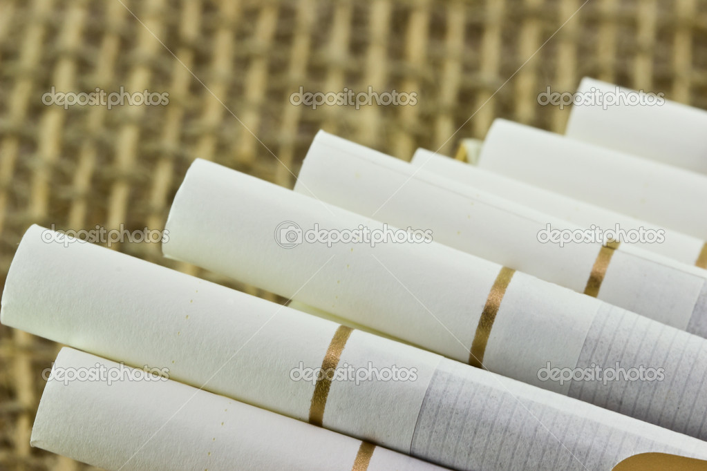 Zigaretten mit weißem Filter Stockfotografie lizenzfreie Fotos