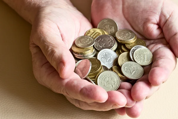 Monedas en mano — Foto de Stock