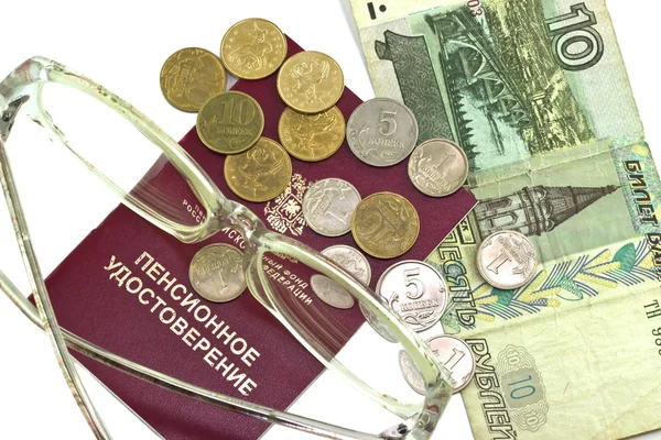 Пенсионный сертификат с российскими деньгами и очками — стоковое фото