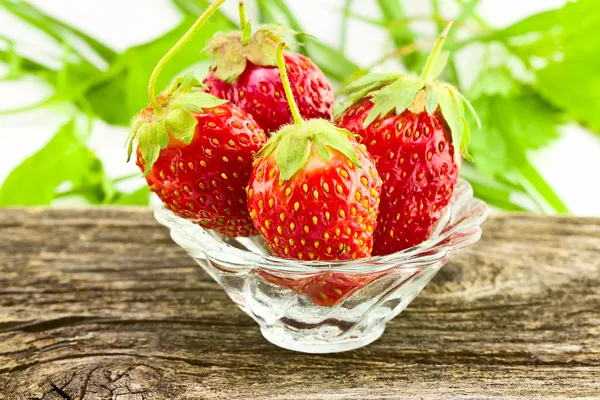 Erdbeeren in einer Glasvase — Stockfoto