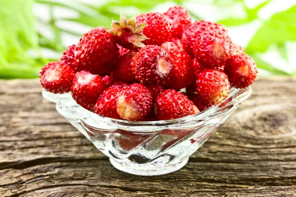 Erdbeeren in einer Glasvase — Stockfoto
