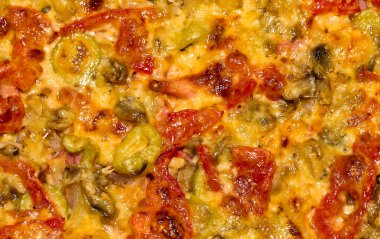 Sosis, domates, mantar ve peynir pizza. Arka plan