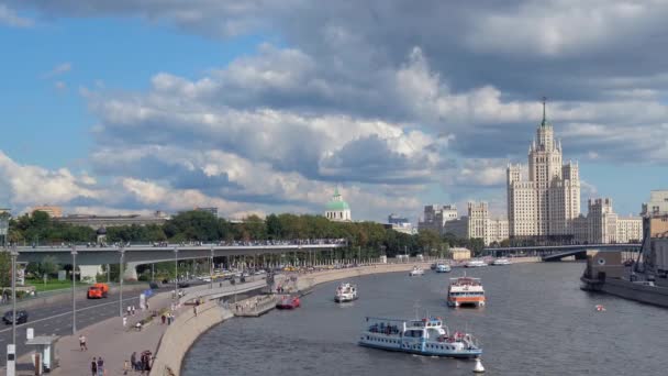 Рух приємних човнів на річці в центрі Москви. — стокове відео