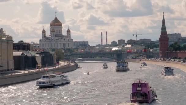 在莫斯科市中心的河上游船的流动 — 图库视频影像