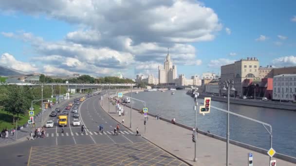 4K. Mosca fiume, argine, andare auto, giorno d'estate — Video Stock