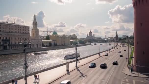 De beweging van pleziervaartuigen op de rivier in het centrum van Moskou — Stockvideo