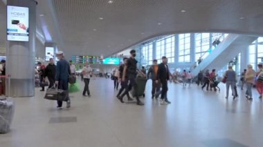 4 bin. Domodedovo Havaalanı, yolcular havaalanı terminalinden geçecek..