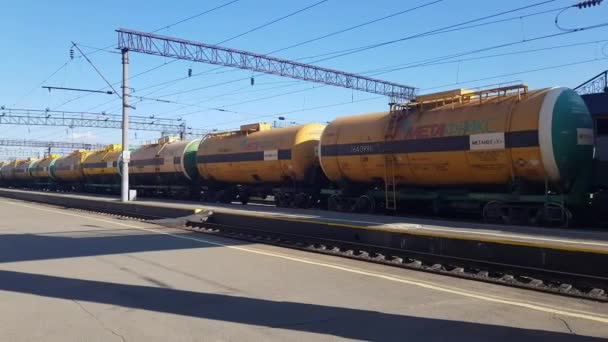 Вантажний поїзд з танками метанолу на залізниці. вагони. — стокове відео