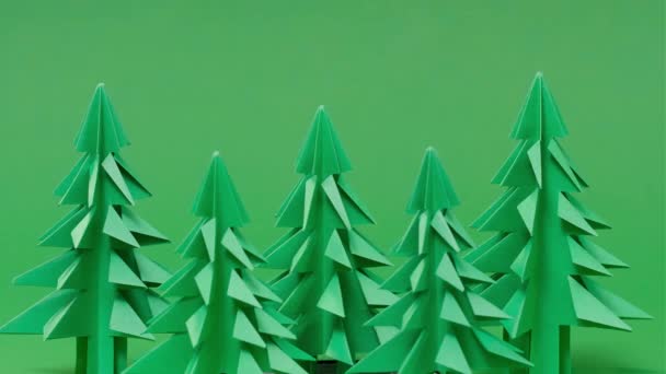 Alberi di Natale opere d'arte di carta in sfondo verde. rotazione dell'abete origami — Video Stock