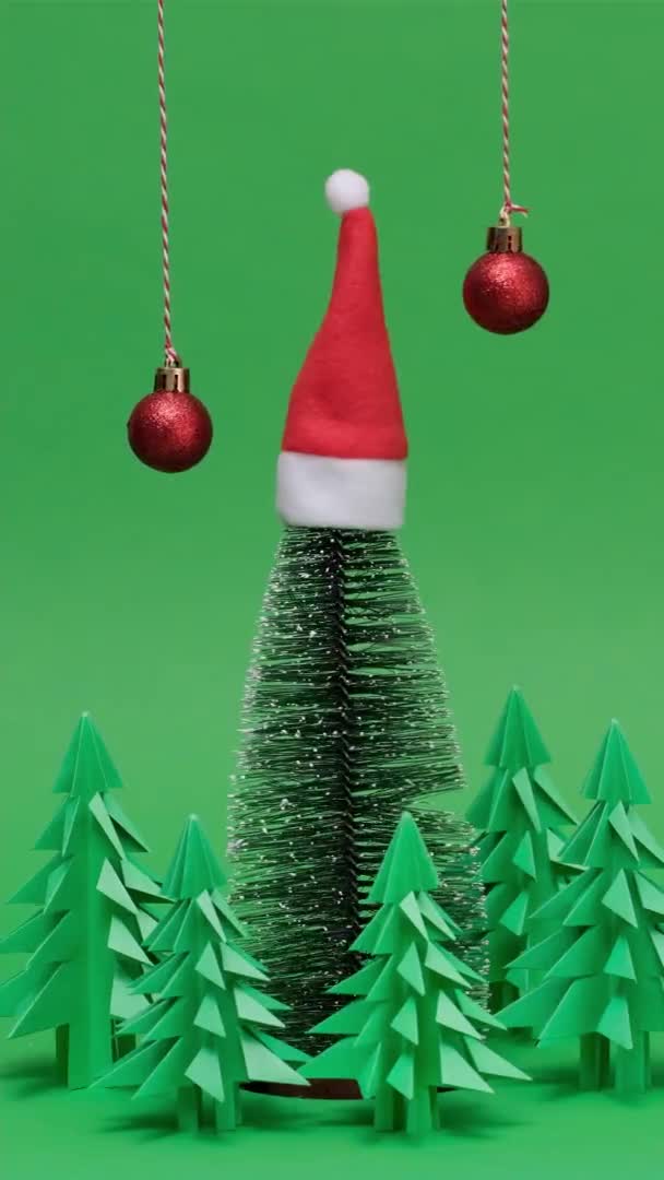 4K. Vídeo vertical. Árvores de Natal arte do papel em fundo verde. — Vídeo de Stock