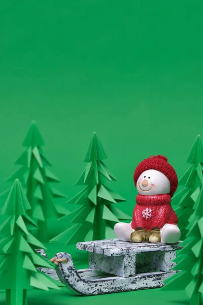 圣诞场景。坐在木制雪橇上的圣诞雪人. — 图库照片