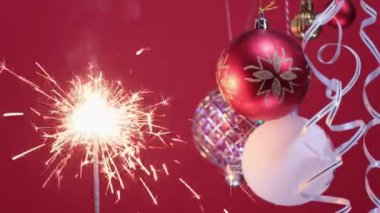 4 bin. Noel havası. Kıvılcım Parıltısı yanan Noel ışığı kırmızı arka planda