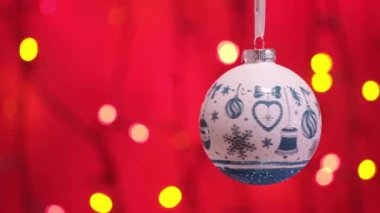 4 bin. Beyaz yeni yıl balo oyuncağı ve sönmüş ışıklarla yanıp sönen çelenk..