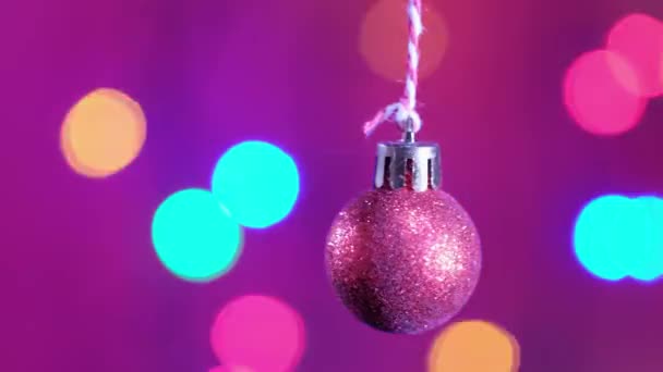 4k. Rood Nieuwjaar bal speelgoed en Knipperende Garland met ronde gedeconcentreerde lichten. — Stockvideo