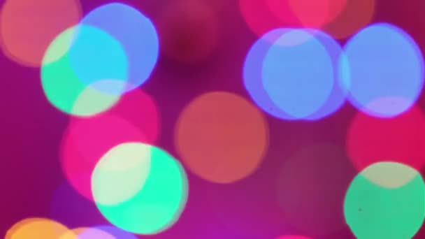 4k. Humor navideño, luces multicolores desenfocadas redondas. Guirnalda de Navidad — Vídeos de Stock