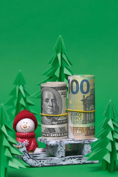 Vánoční scéna. Peníze Vánoční dárek na dřevěných saních. papírové řemeslo — Stock fotografie