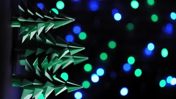 Papel de los árboles de Navidad y guirnalda parpadeante con luces redondas desenfocadas. — Vídeo de stock