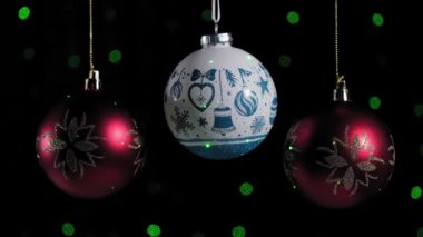 4 bin. Çok renkli Noel baloları oyuncakları ve yuvarlak ışıklarla yanıp sönen çelenkler.