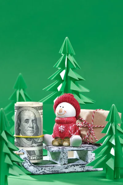 圣诞场景。把钱放在木制雪橇上作为圣诞礼物.造纸业 — 图库照片