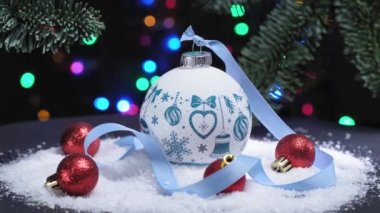 4 bin. Bokeh arka planında yeni yıl beyaz ve kırmızı top oyuncakları.