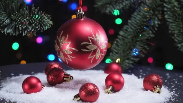 4K 。ボケを背景にした新年の赤いボールのおもちゃ。クリスマスの装飾. — ストック動画