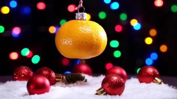 4K. Flying rodopiando brinquedo de Natal feito de fruta tangerina laranja. Decoração de Ano Novo — Vídeo de Stock