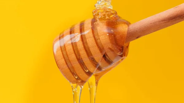 Close Fresh Fluid Honey Pouring Flowing Wooden Dipper Spoon Yellow — Stock Photo, Image